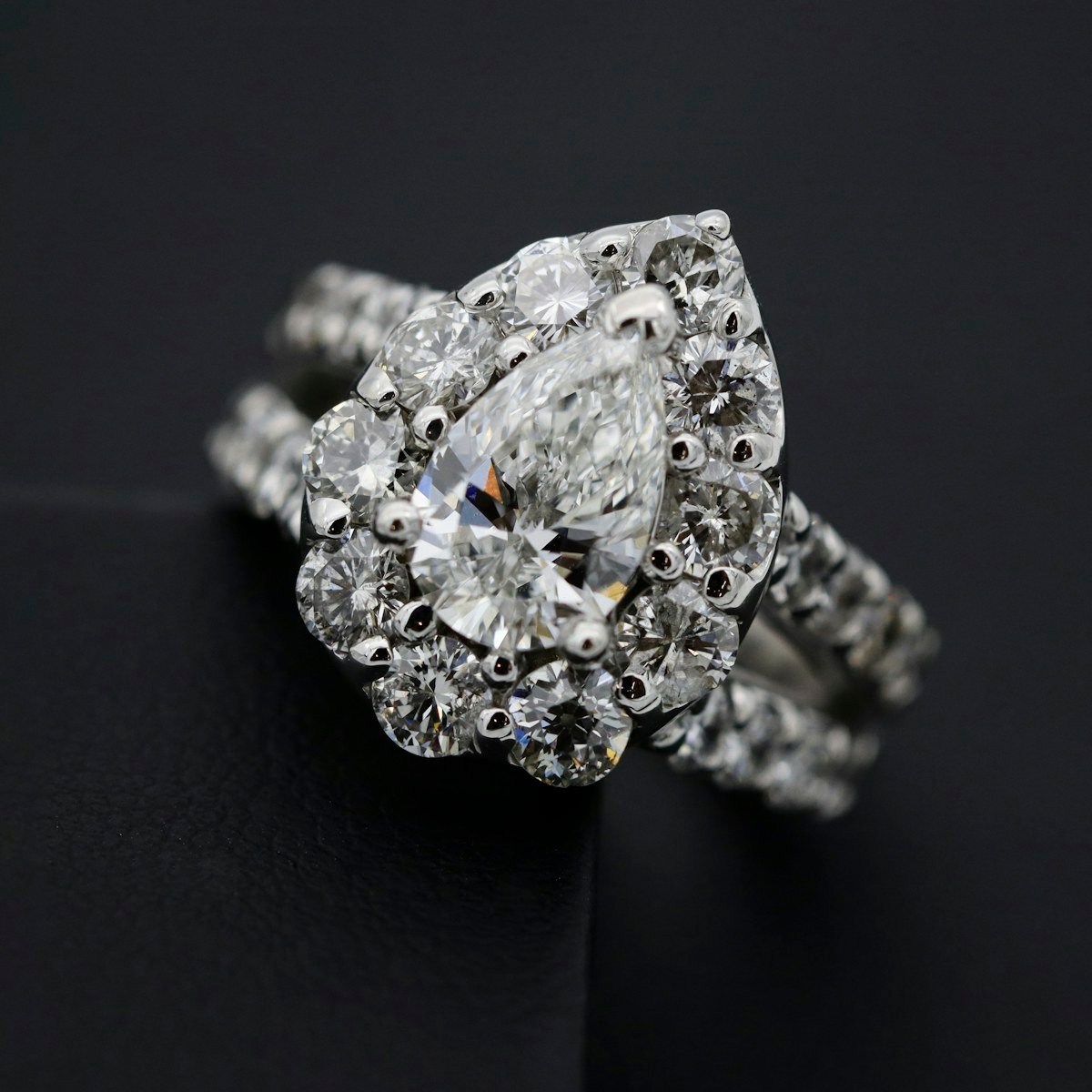 Pear-cut diamond ring